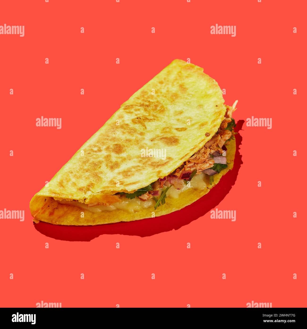 Tacos: Traditionelles Tex-Mex-Gericht auf rotem Hintergrund Stockfoto