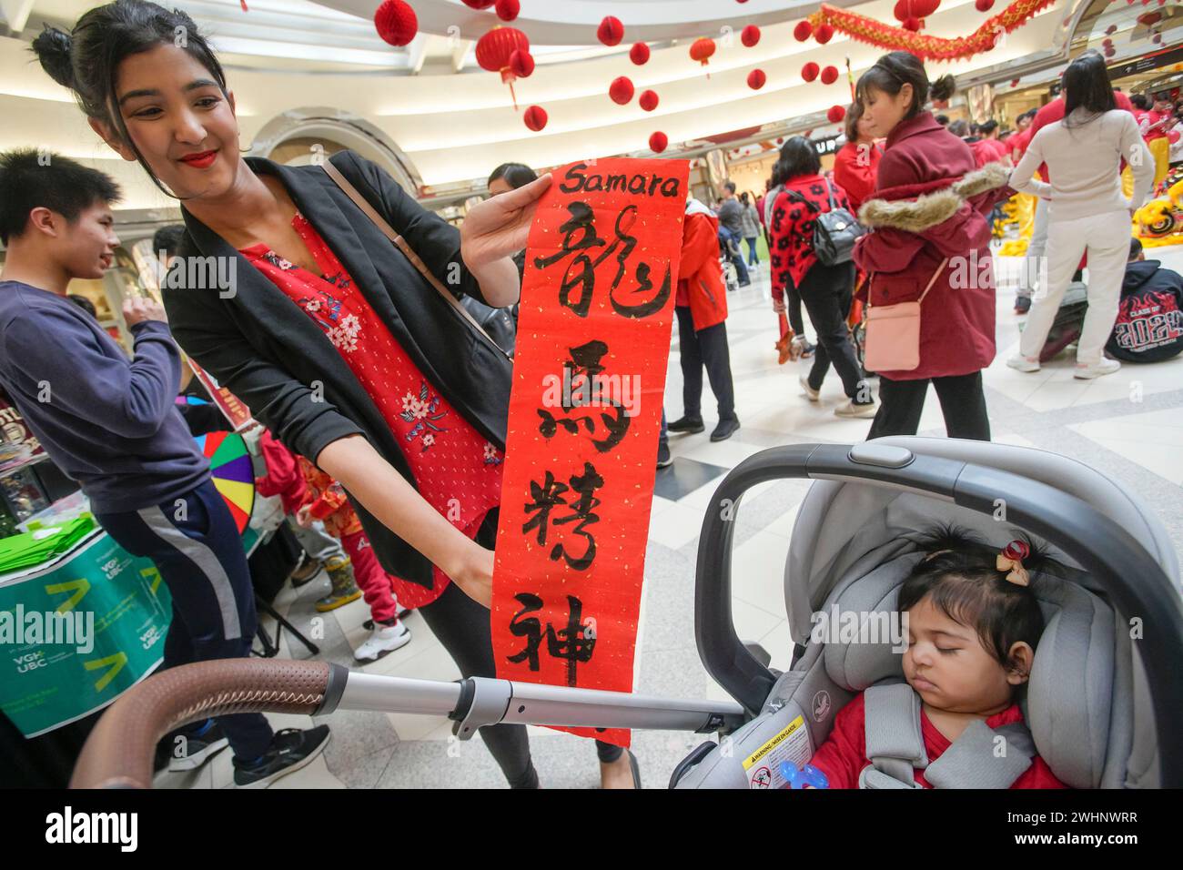 Richmond, Kanada. Februar 2024. Ein Bewohner präsentiert eine chinesische Kalligrafie in einem Einkaufszentrum, um das chinesische Neujahrsfest am 10. Februar 2024 in Richmond, British Columbia, Kanada, zu feiern. Quelle: Liang Sen/Xinhua/Alamy Live News Stockfoto