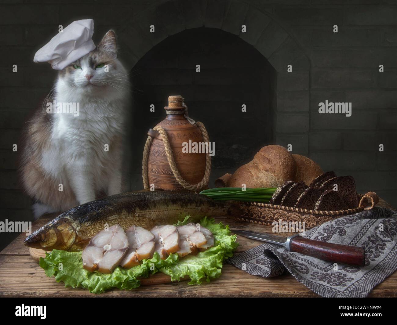 Stillleben mit geräuchertem Fisch und neugieriger Katze Stockfoto