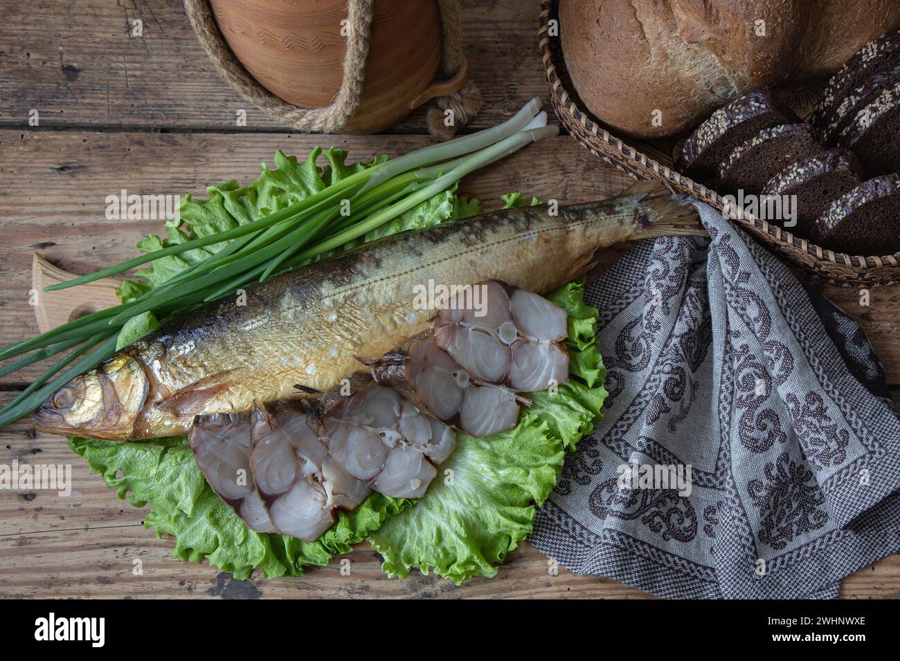 Stillleben mit geräuchertem Fisch und Bier Stockfoto