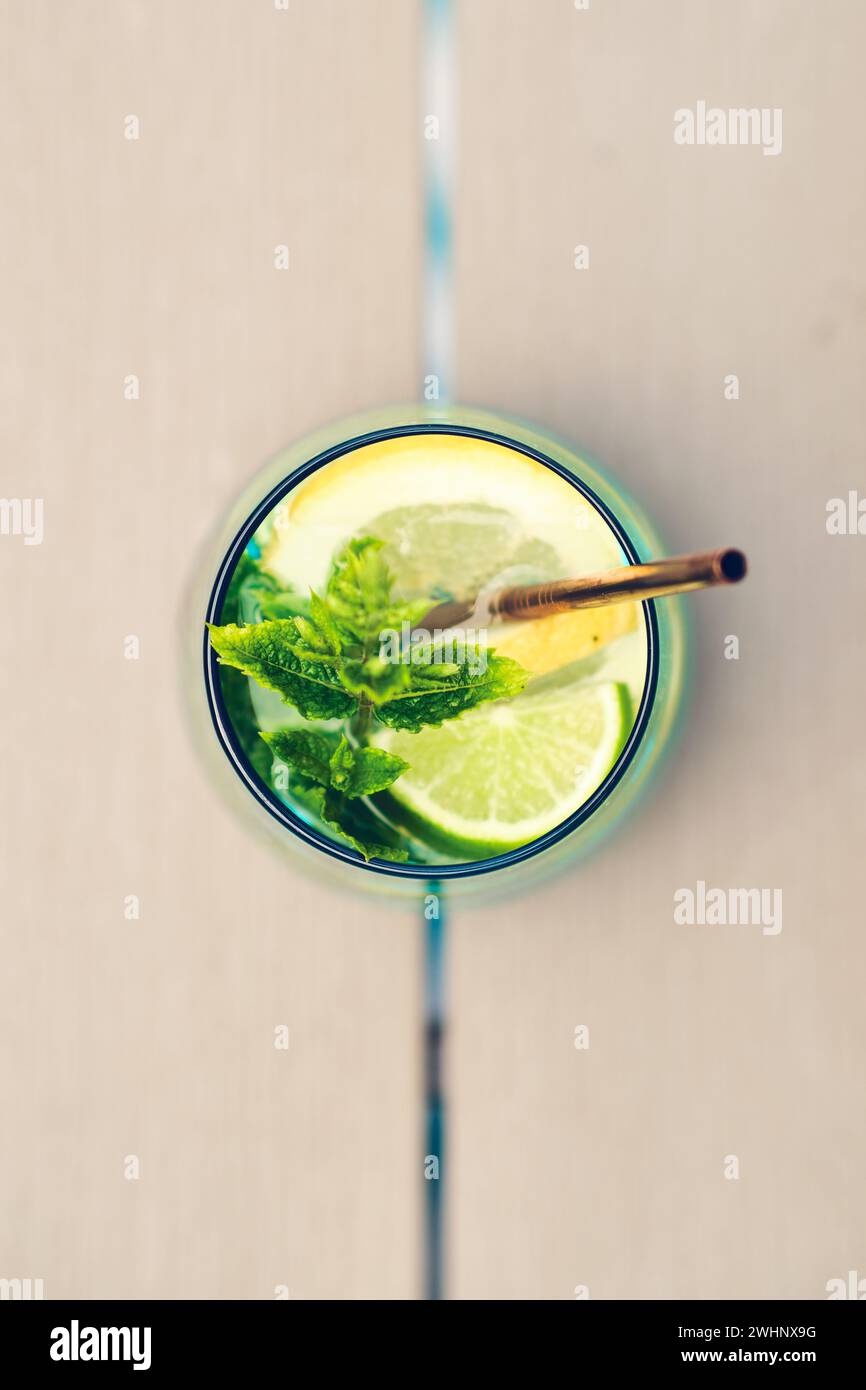 Kaltes Getränk mit Limette und Zitrusfrüchten Stockfoto