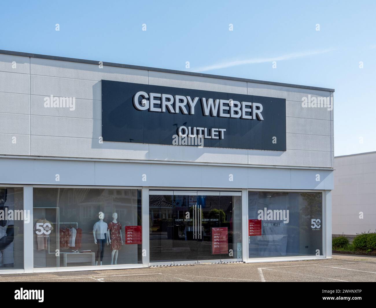 Mulheim-Karlich, Deutschland - 18. Mai 2023: Fassade des örtlichen Gerry Weber Outlet Store. Gerry Weber ist ein Bekleidungsunternehmen, das weibliche Kleidung in Th verkauft Stockfoto