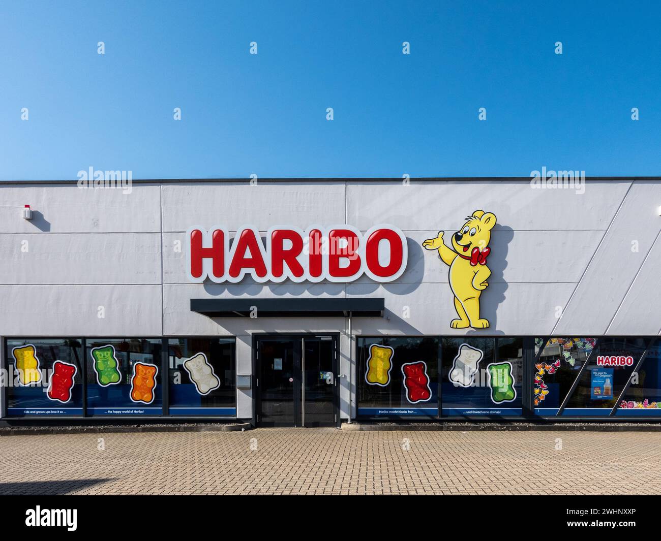 Mulheim-Karlich, Deutschland - 18. Mai 2023: Eingang und Fassade des Haribo Outlet Stores mit dem berühmten gelben Haribo Bären. Haribo ist ein deutscher Confec Stockfoto