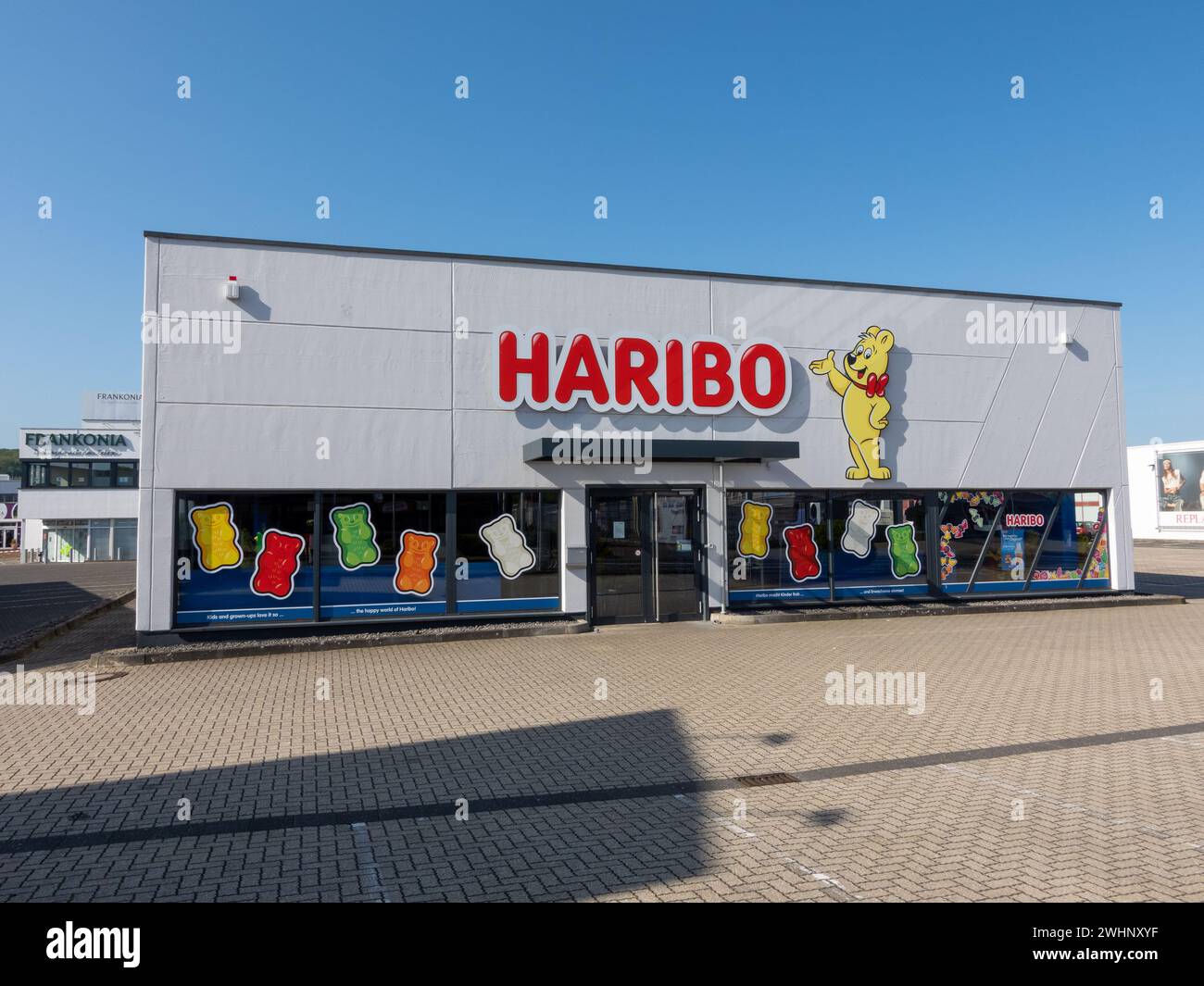 Mulheim-Karlich, Deutschland - 18. Mai 2023: Eingang und Fassade des Haribo Outlet Stores mit dem berühmten gelben Haribo Bären. Haribo ist ein deutscher Confec Stockfoto