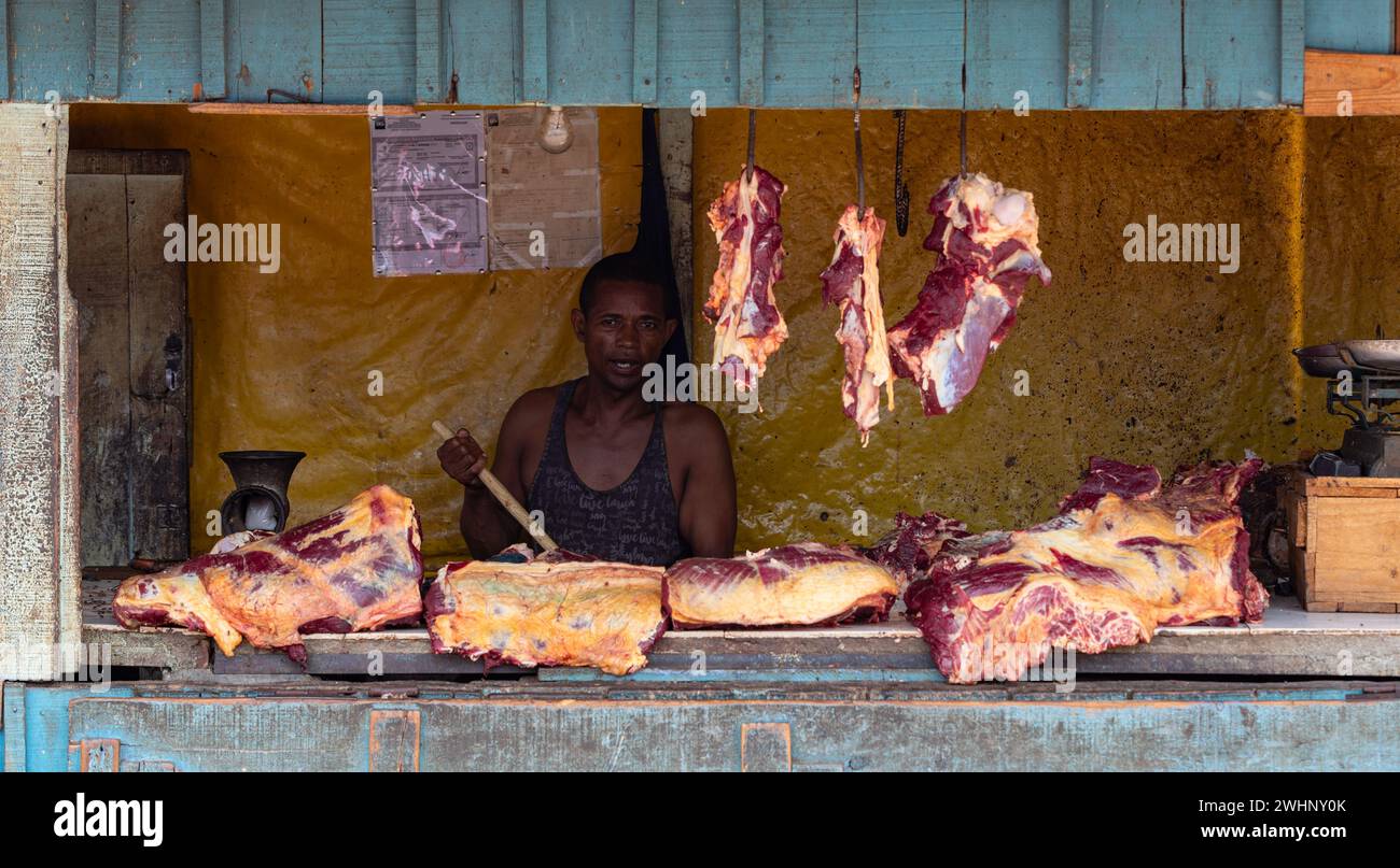 Ein heißer Tag in Miandrivazo, Madagaskar, mit einem Straßenstand Metzgerei geöffnet Stockfoto