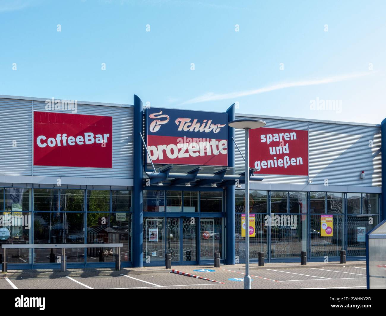 Mulheim-Karlich, Deutschland - 18. Mai 2023: Fassade des örtlichen Tchibo-Geschäfts. Tchibo ist eine deutsche Kaffeehändler-Kette, die auch für ihre Produktpalette bekannt ist Stockfoto