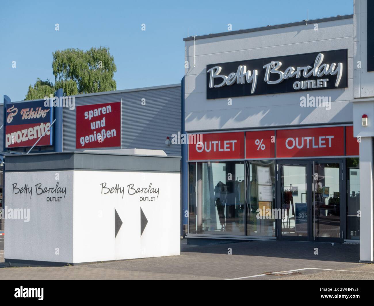Mulheim-Karlich, Deutschland - 18. Mai 2023: Fassade des örtlichen Betty Barclay Outlet Store. Betty Barclay ist ein Bekleidungsunternehmen, das weibliche Kleidung verkauft Stockfoto