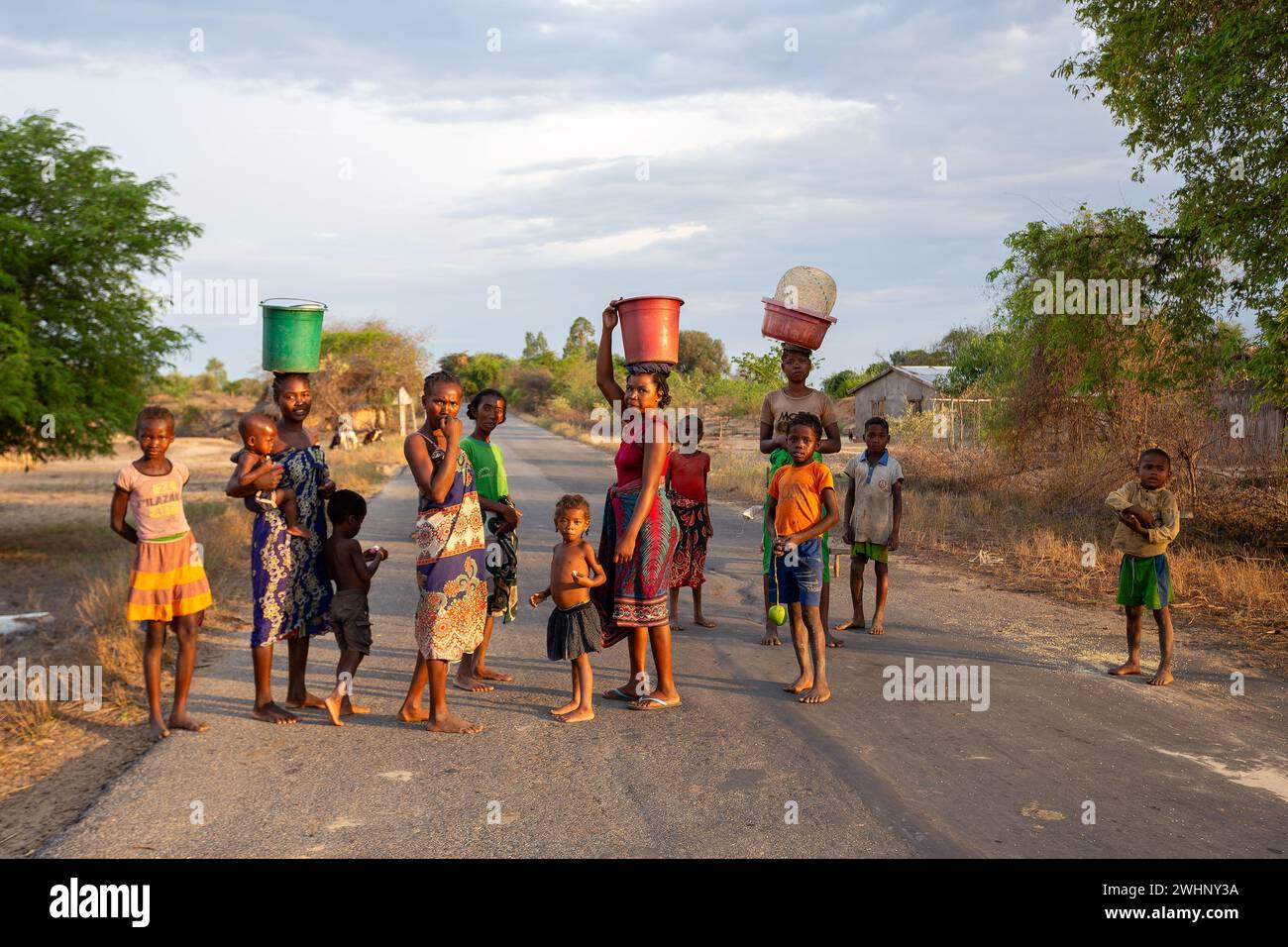 Eine Gruppe von Frauen mit einem Container auf dem Kopf, ein häufiger Anblick in diesem ländlichen äthiopischen Dorf Stockfoto