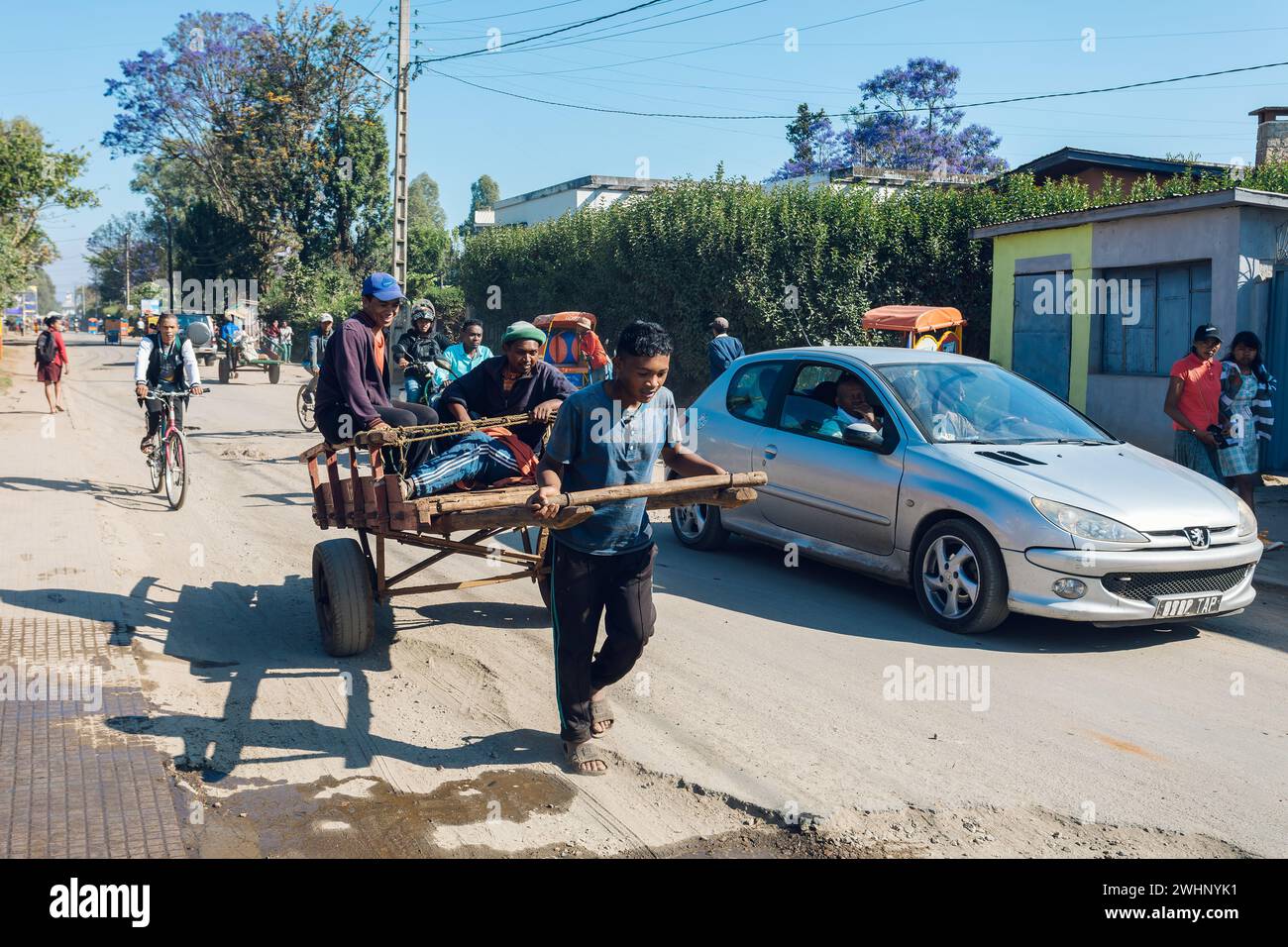 Traditionelle Rikscha auf den Straßen von Antsirabe. Rikschas sind ein gängiges Transportmittel in Madagaskar. Stockfoto