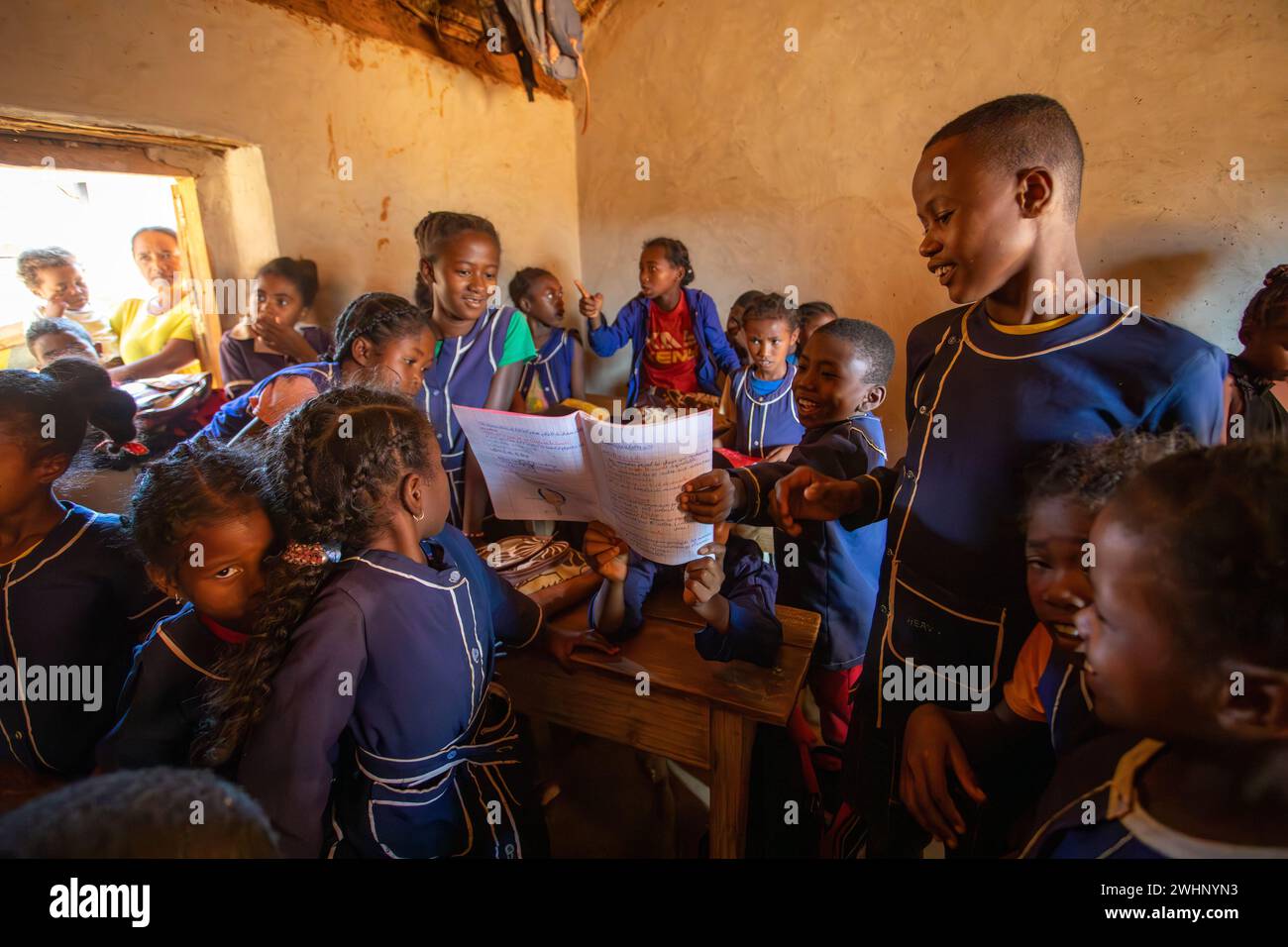 Fröhliche madagassische Schulkinder im Klassenzimmer. Der Schulbesuch ist obligatorisch, aber viele Kinder gehen nicht zur Schule. Stockfoto