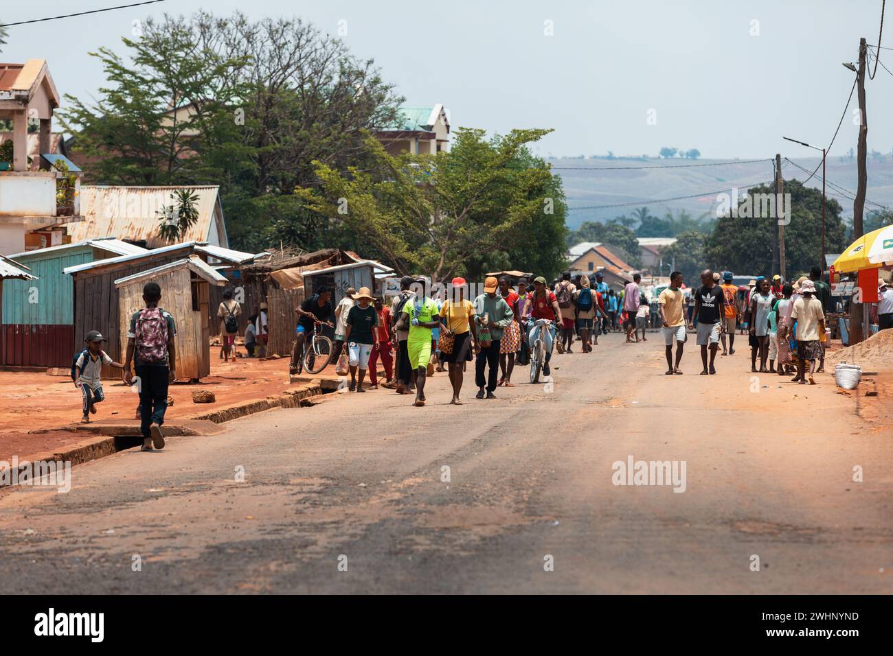 Offensichtliche Straßenfotografie von Einwohnern, die auf der Mandoto Straße in Madagaskar spazieren gehen und ihrem Alltag nachgehen. Stockfoto