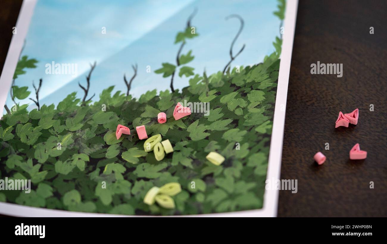 Natur inspirierte gesteppte Papierformen in Waldlage Stockfoto