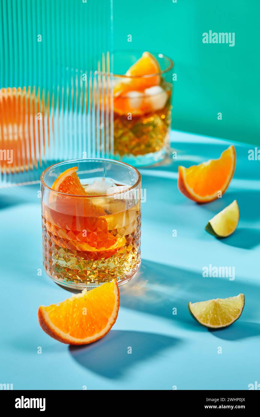 Sommergetränk mit Eis und Orangen, Limonade, alkoholischer oder alkoholfreier Cocktail. Stockfoto