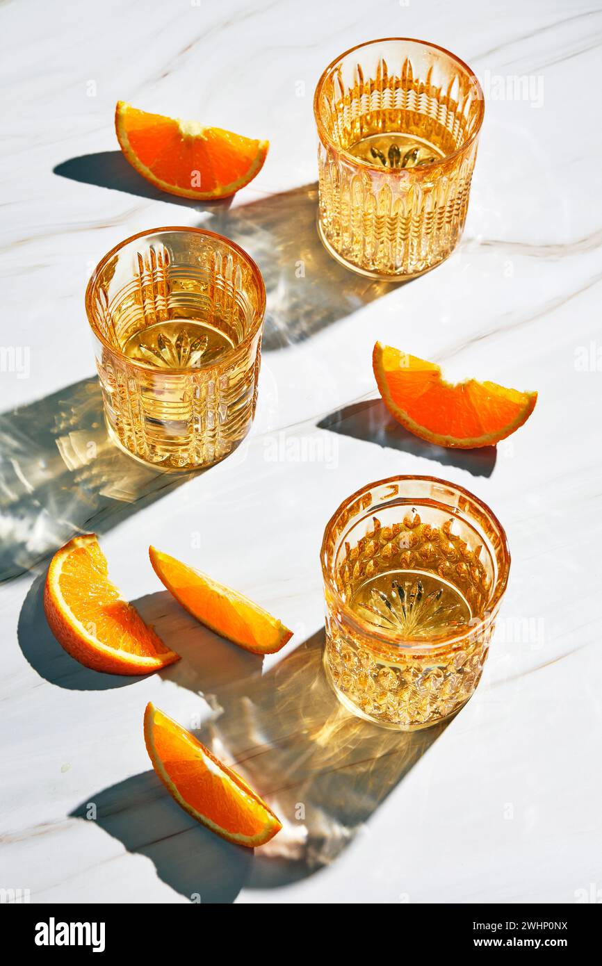 Sommergetränk mit Eis und Orangen, Limonade, alkoholischer oder alkoholfreier Cocktail. Stockfoto