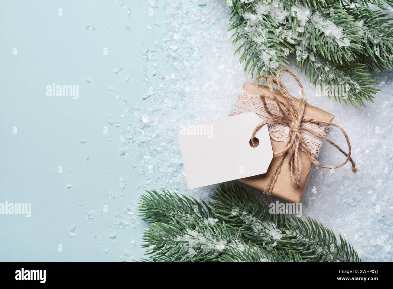 Geschenkbox in Papier mit leerem Etikett. Öko-weihnachtliche Einrichtung Stockfoto