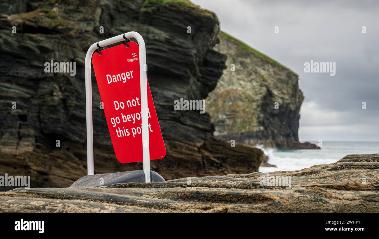 Trebarwith Beach, Cornwall, England, Großbritannien - 07. Juni 2022: Warnschild an den Klippen Stockfoto