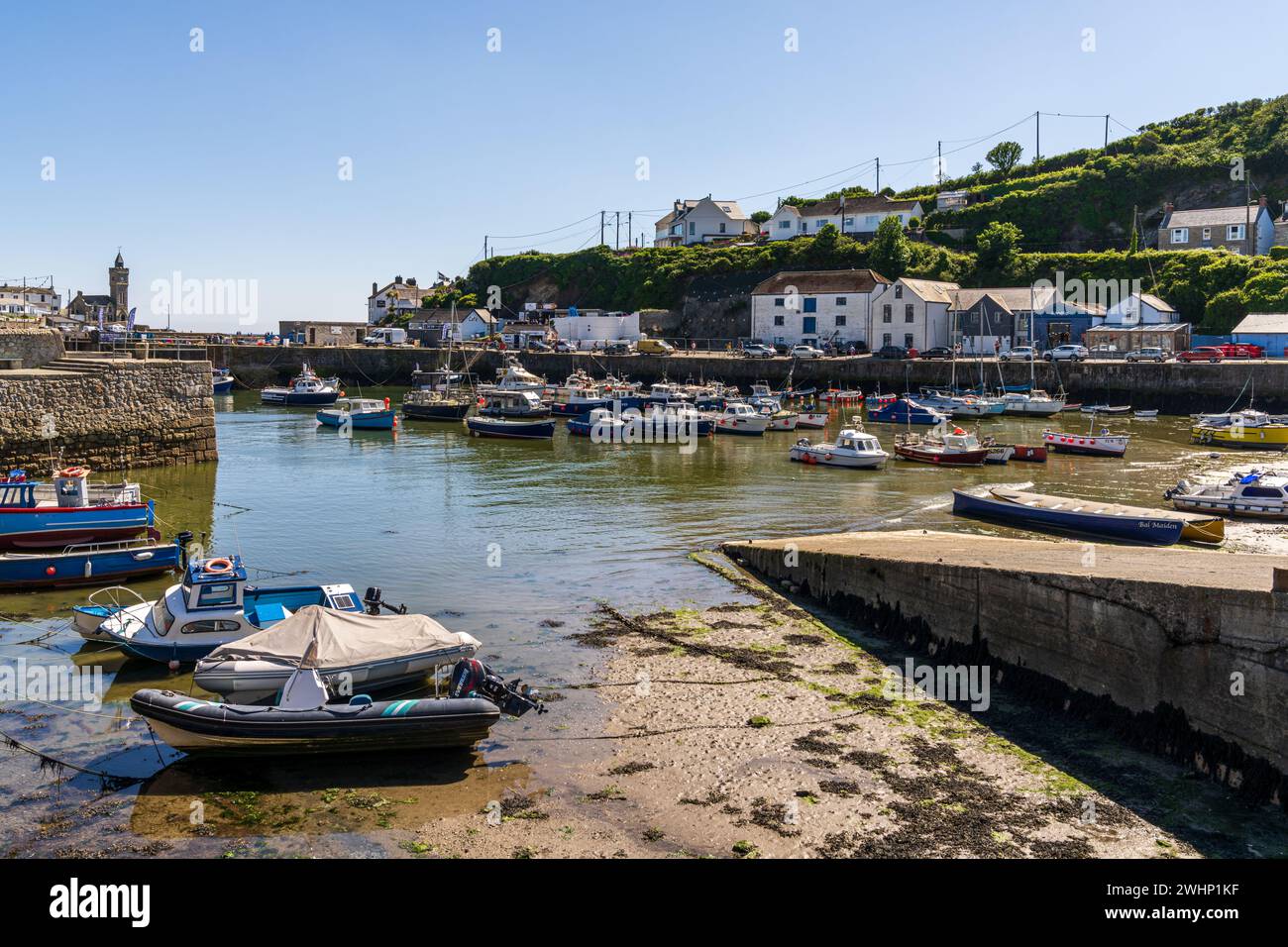 Porthleven, Cornwall, England, Großbritannien - 2. Juni 2022: Schiffe im Hafen an einem klaren Tag Stockfoto