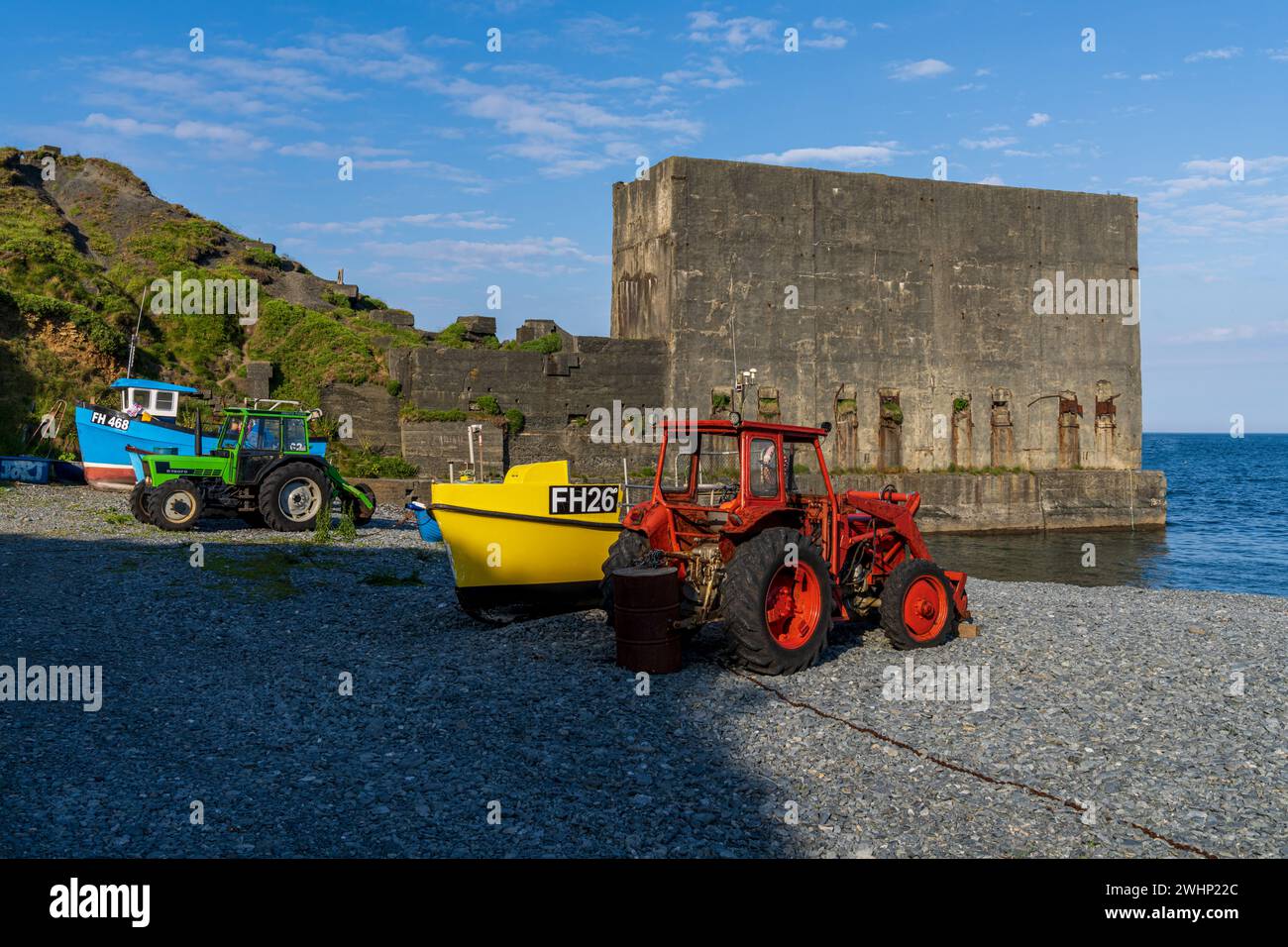 Porthoustock, Cornwall, England, Vereinigtes Königreich - 3. Juni 2022: Porthoustock Beach und der stillgelegte Betonsilo Stockfoto