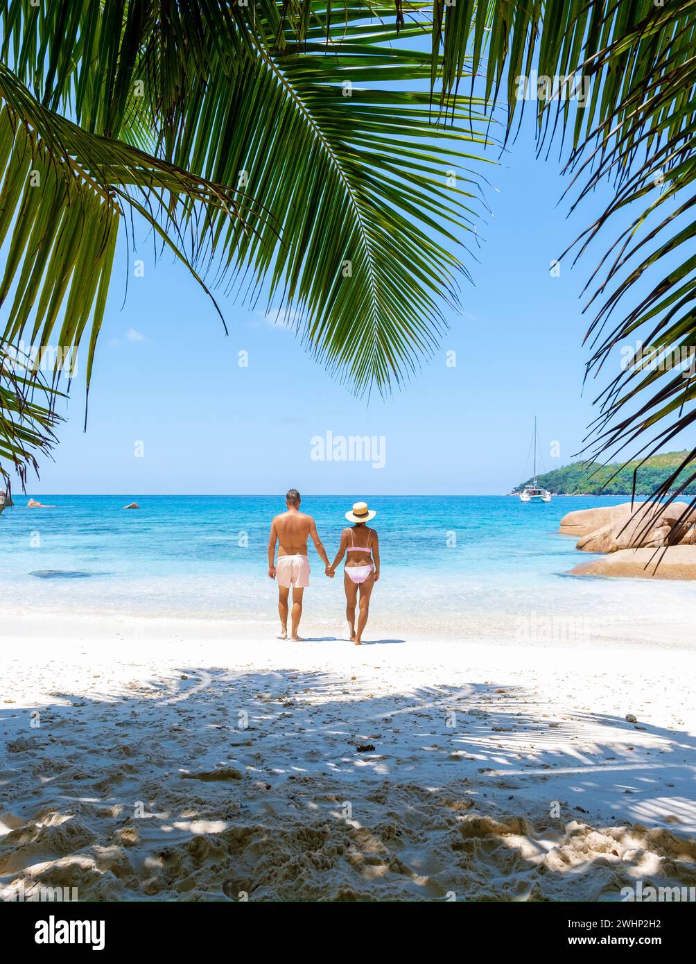 Anse Lazio Praslin Seychellen, ein junges Paar Männer und Frauen an einem tropischen Strand während des Urlaubs Stockfoto