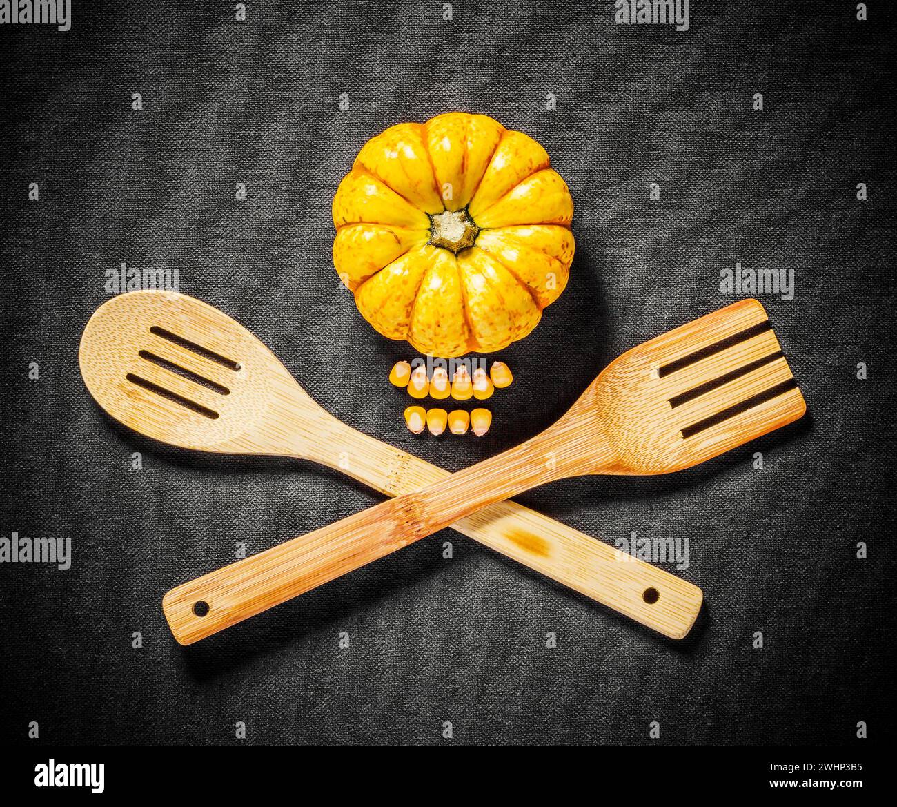 Kürbiskopf mit Bambuslöffel und Gabel Stockfoto