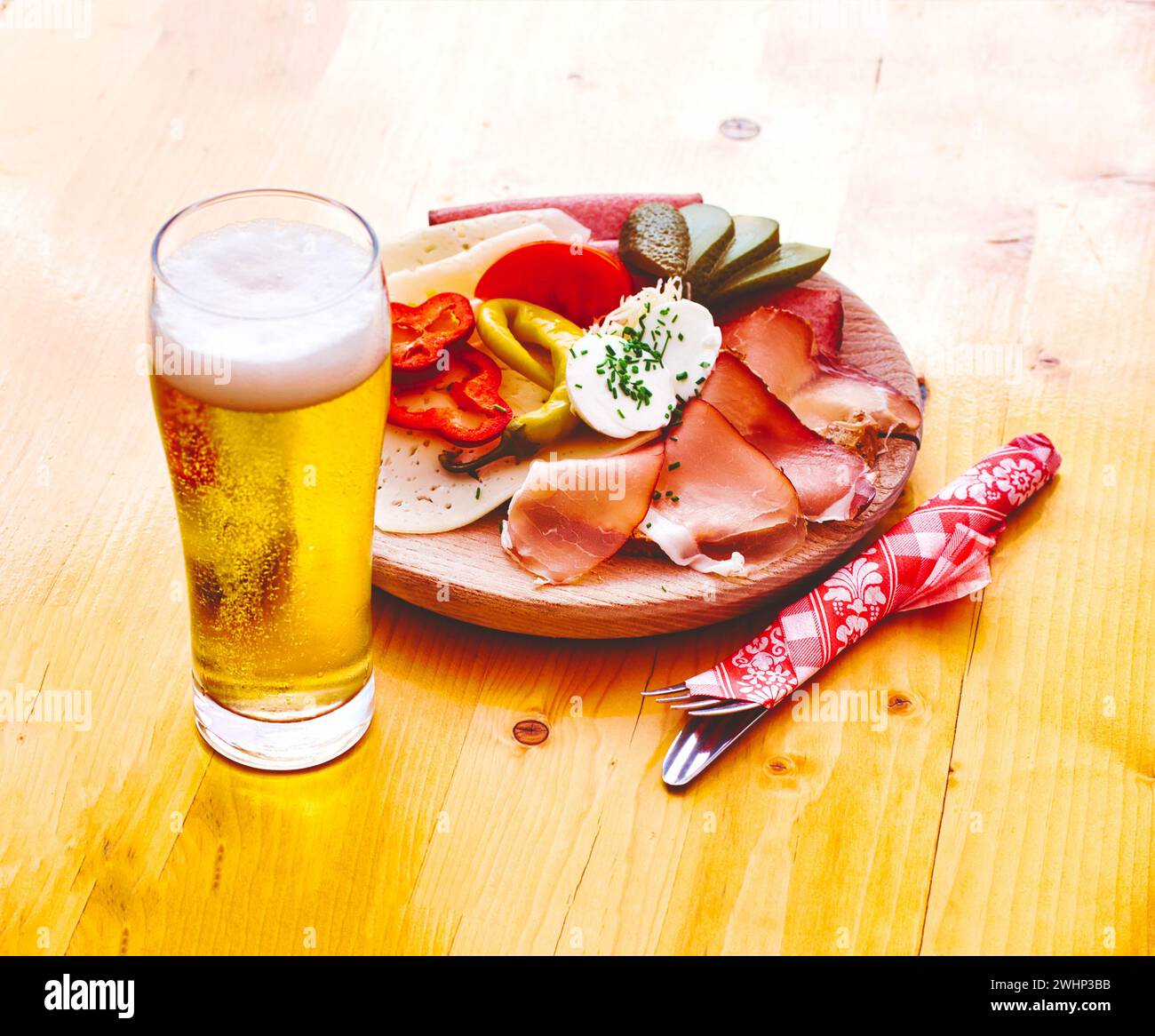 Tiroler Küche mit Wurst, Käse, Speck und leichtem Bier Stockfoto