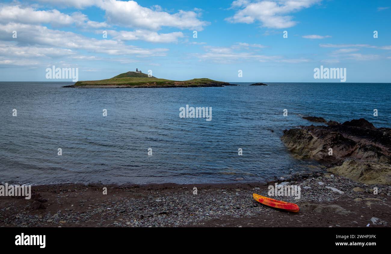 Felsküste aus Bellycotton mit Leuchtturm für die Meeressicherheit in Irland. Stockfoto