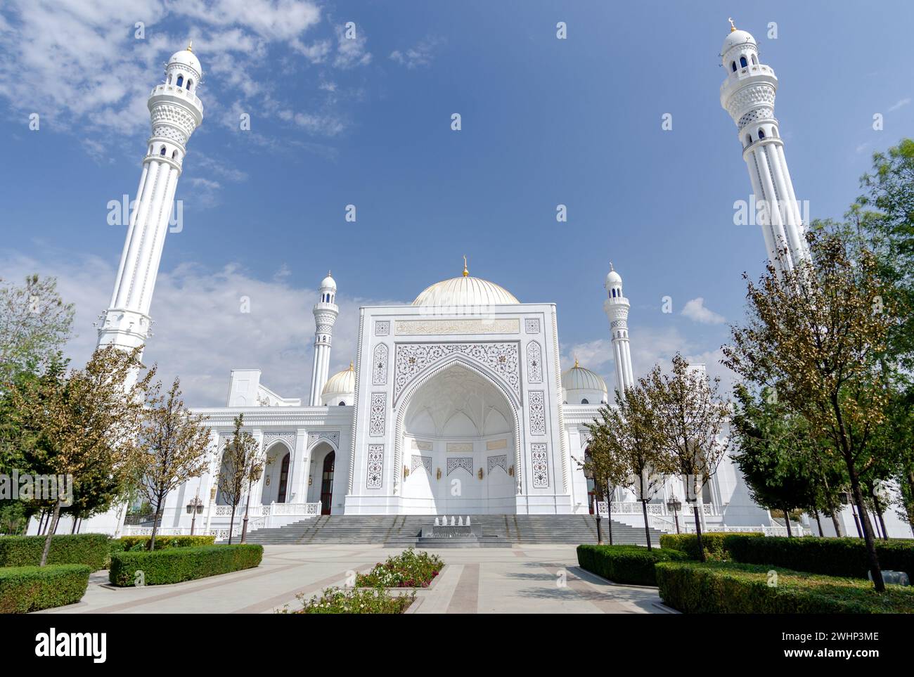 Große weiße islamische Moschee in Grosny Tschetschenien Stockfoto