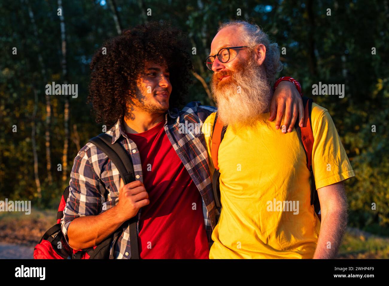 Generationen vereint: Vater-Sohn-Bond in der Natur Stockfoto