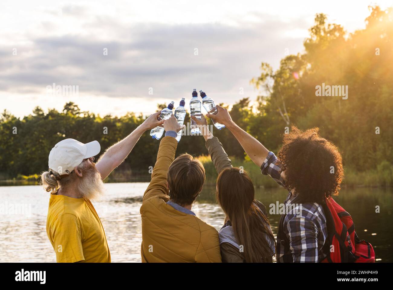 Freunde feiern das Leben am Forest Lake Stockfoto