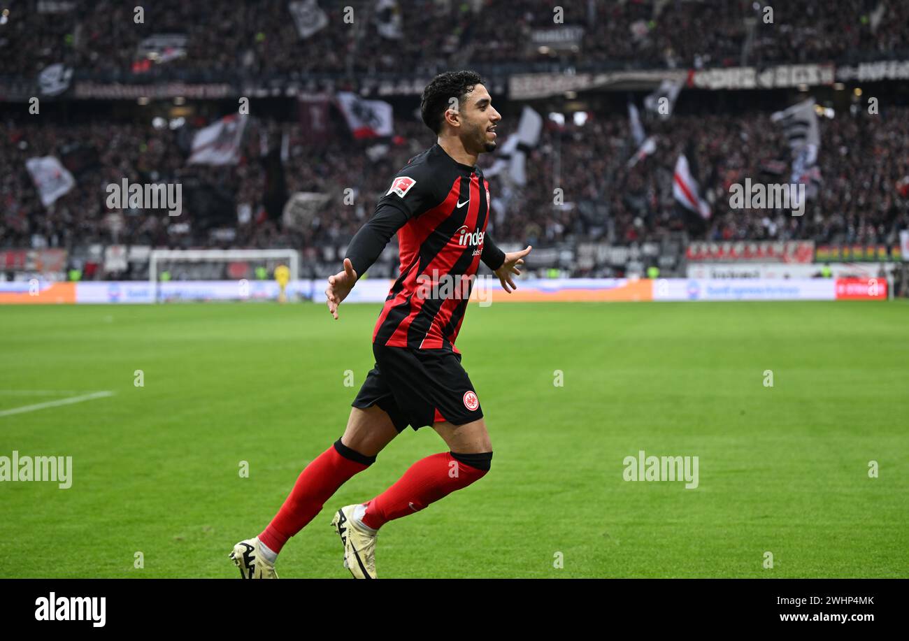 10. Februar 2024, Hessen, Frankfurt/Main: Fußball: Bundesliga, Eintracht Frankfurt - VfL Bochum, 21. Spieltag im Deutsche Bank Park. Frankfurter Omar Marmoush feiert. Foto: Arne Dedert/dpa - WICHTIGER HINWEIS: Gemäß den Vorschriften der DFL Deutschen Fußball-Liga und des DFB Deutschen Fußball-Bundes ist es verboten, im Stadion und/oder im Spiel aufgenommene Fotografien in Form von sequenziellen Bildern und/oder videoähnlichen Fotoserien zu verwenden oder zu verwenden. Stockfoto