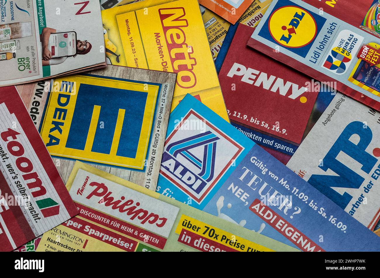 Diverse Werbebroschüren für Discounter im Einzelhandel Stockfoto