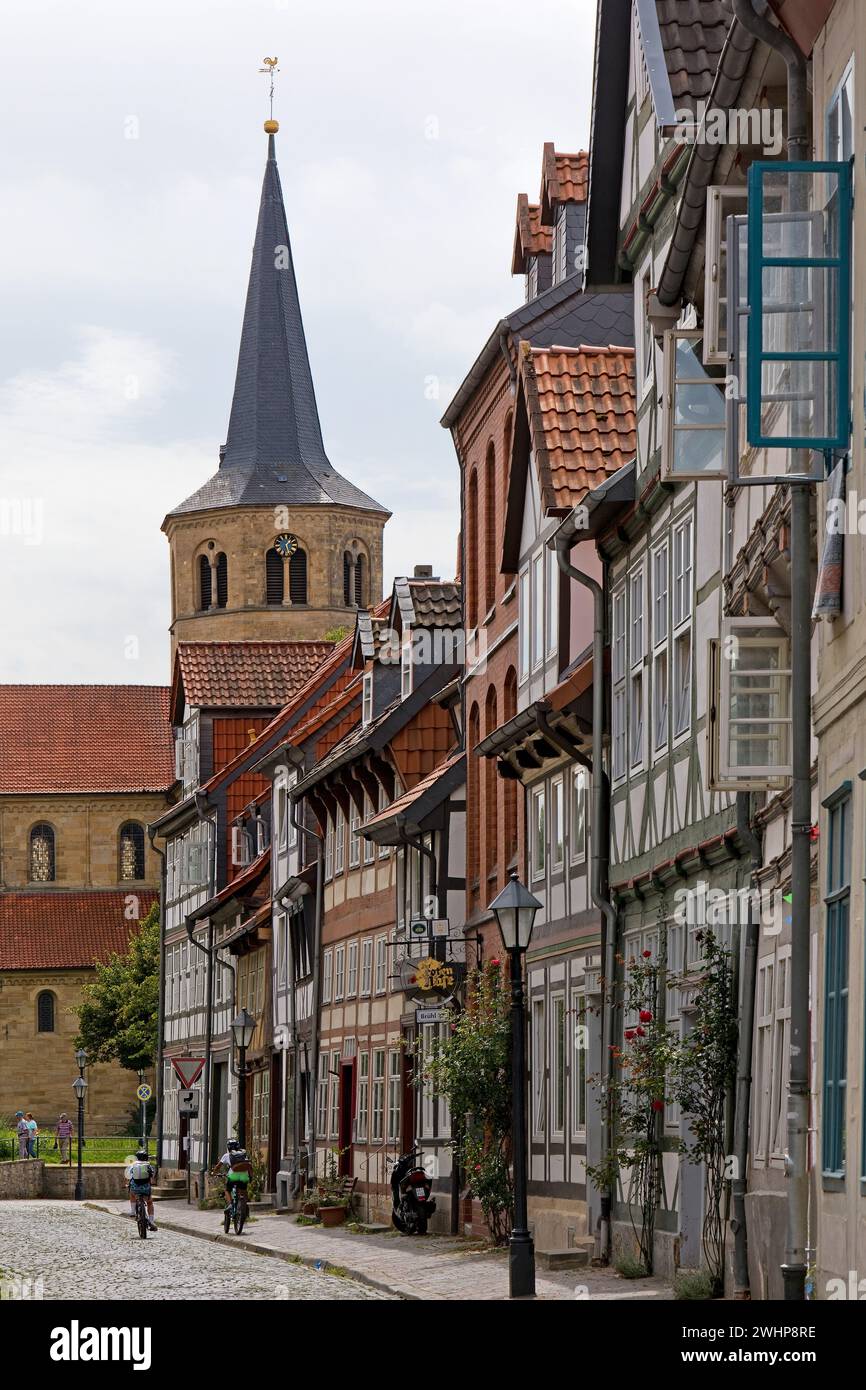 Fassaden von Fachwerkhäusern mit dem Kirchturm von St. Godehard, Hildesheim, Deutschland, Europa Stockfoto