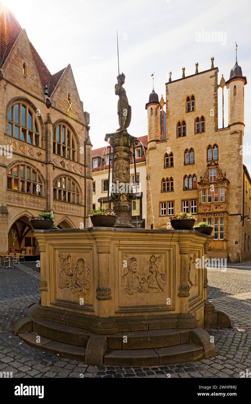 Historischer Marktplatz mit Rolandbrunnen mit Rathaus und Tempelhaus, Hildesheim, Deutschland Stockfoto