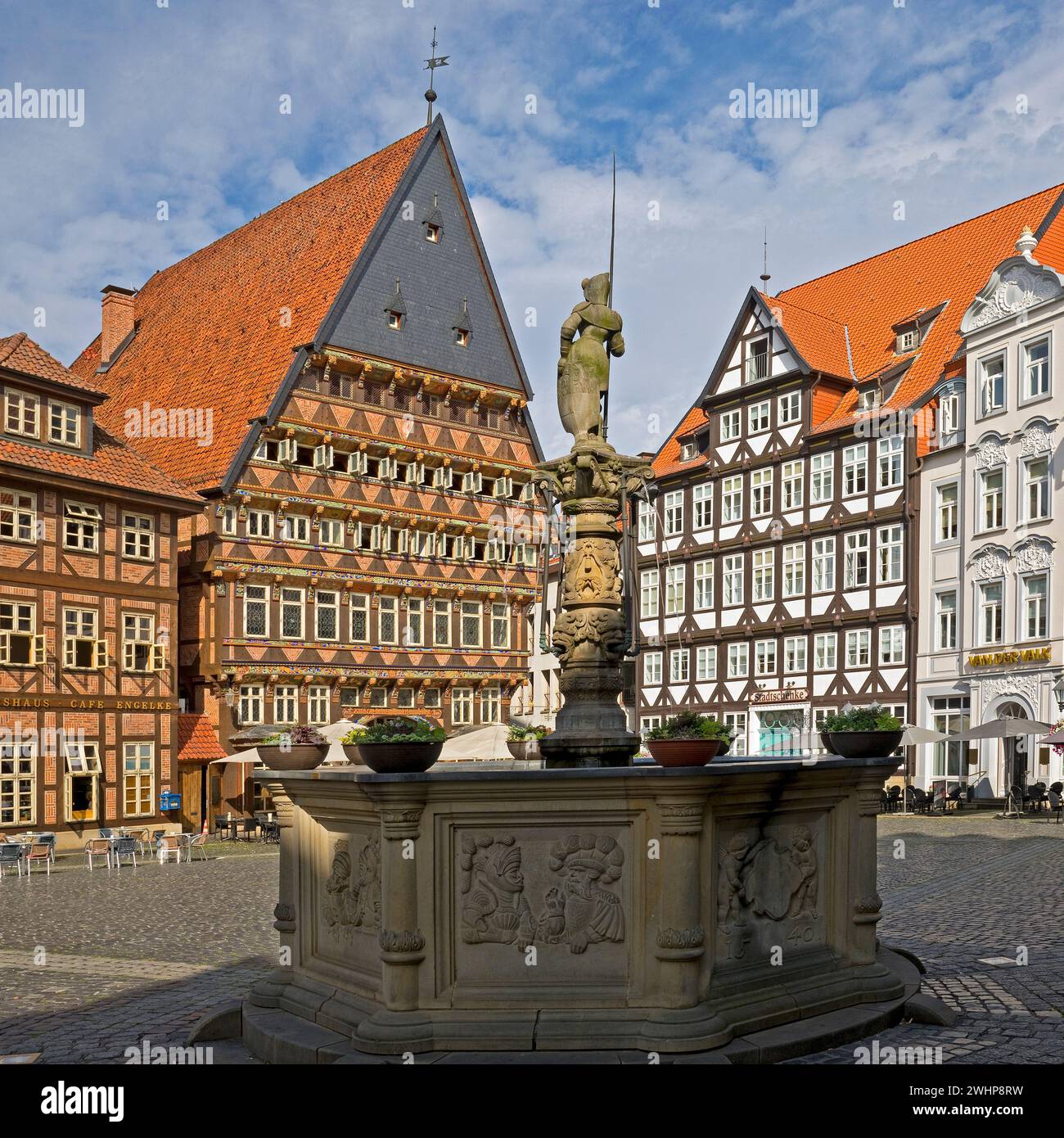Historischer Marktplatz mit Roland-Brunnen und Knochenschnitzerei-Büro, Hildesheim, Deutschland, Europa Stockfoto