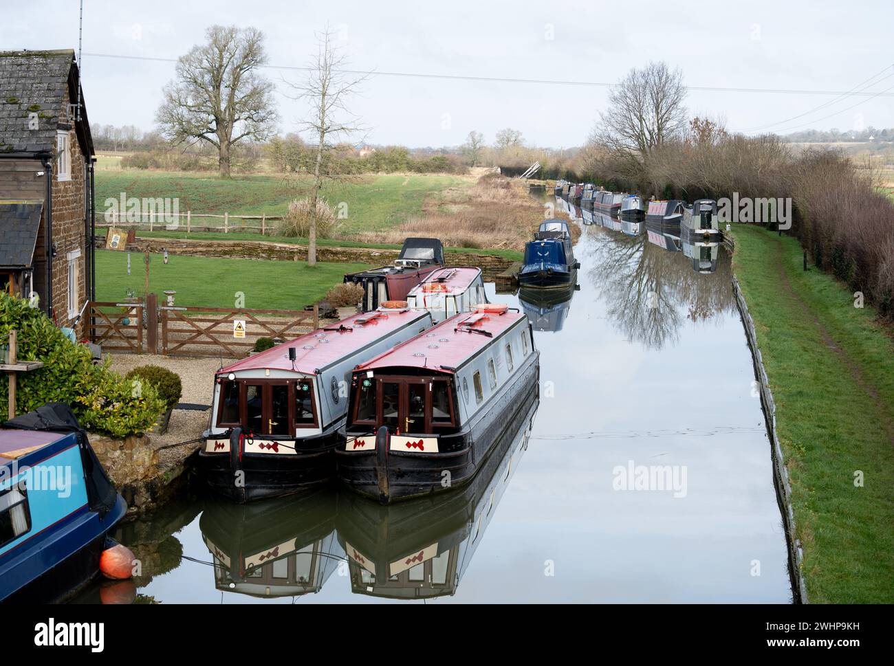 Der Oxford Canal im Winter an der Twyford Wharf, Oxfordshire, Großbritannien Stockfoto