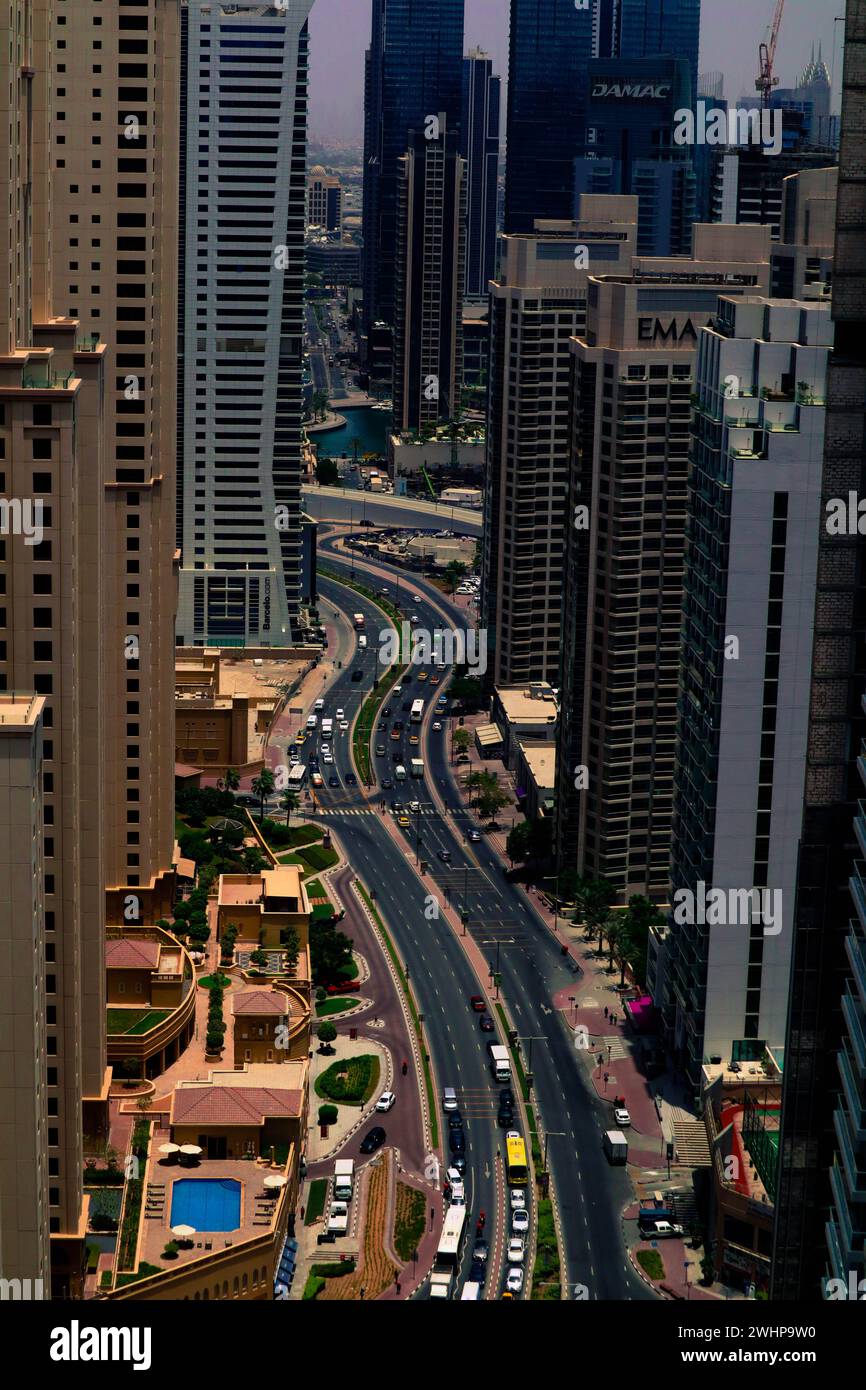Hochwinkelblick auf King Salman bin Abdulaziz Al Saud Street mit modernen Wolkenkratzern, vom InterContinental Dubai Marina, Dubai, VAE Stockfoto