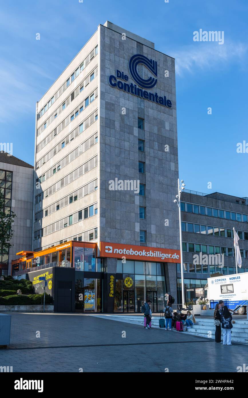 Dortmund, Deutschland - 14. August 2022: Mit dem 1960 errichteten Hochhaus ist an prominenter Stelle in der Stadtsilhouette von Dortmund, NRW, fest verankert Stockfoto