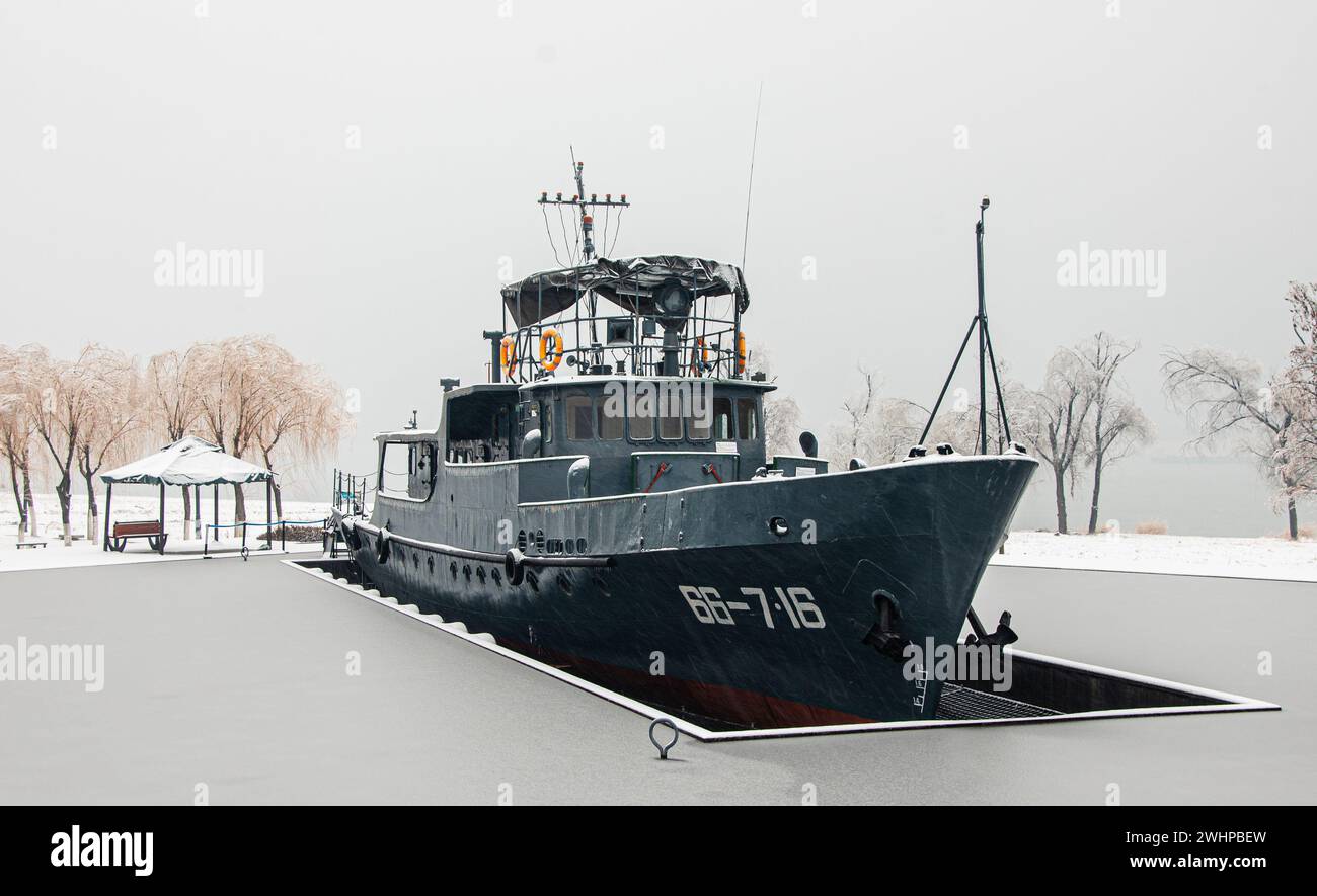 Ein pensioniertes Schnellboot mit statischer Anzeige in einem schneebedeckten Park in Wuhan, China. Stockfoto