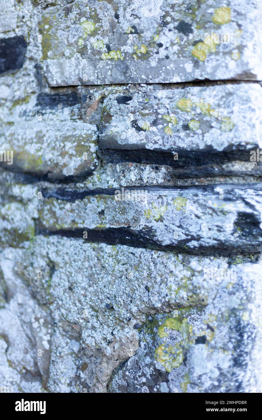 Graue Steinmauern auf einer alten Stadtmauer um ein Schloss Stockfoto