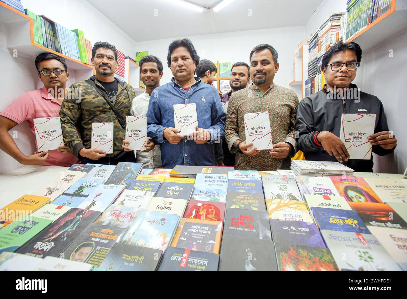 Buchmesse in Dhaka Enthüllung des Buchumschlags von Animesh Rahmans erstem Gedichtband Andhar Diner michili. Jedes Jahr organisiert die Bangla Academy die nationale Buchmesse in der Dhaka University Area. Diese Buchmesse ist die größte in Bangladesch und findet den ganzen Monat Februar statt. Dhaka, Bangladesch, 10. Februar 2024. Dhaka Dhaka Bezirk Bangladesch Copyright: XHabiburxRahmanx Stockfoto