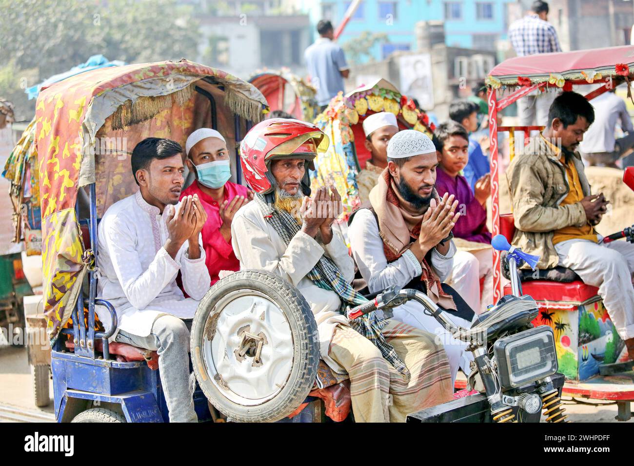 Bishwa Ijtema Kongregation in Bangladesch muslimische Gläubige geben Gebete ab, während sie am Akheri Munajat teilnehmen oder am letzten Gebet während Biswa Ijtema, einer jährlichen Versammlung von Muslimen in Tongi, etwa 30 km nördlich von Dhaka am 11. Februar 2024. Tongi Dhaka Bezirk Bangladesch Copyright: XHabiburxRahmanx Stockfoto