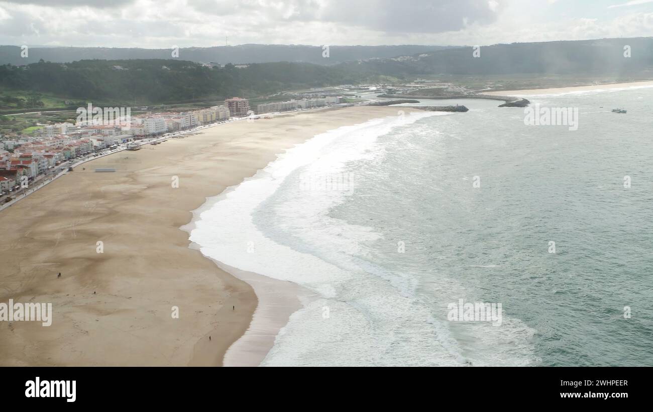 Strand mit Wellen in Nazare, Portugal Stockfoto