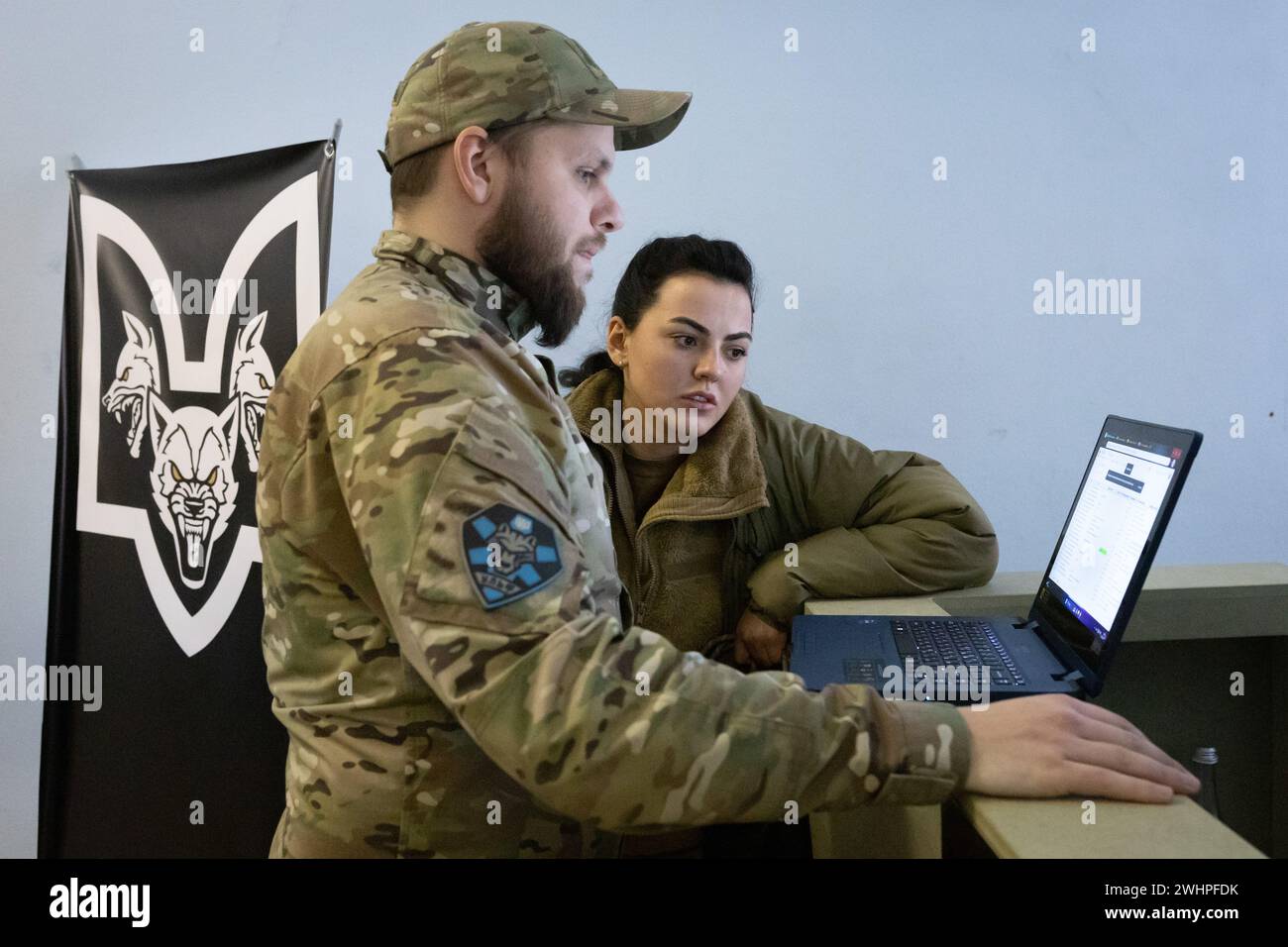 Kiew, Ukraine. Februar 2024. Soldaten des Bataillons "da Vincis Wölfe" der ukrainischen Streitkräfte, benannt nach dem Namen ihres Kommandeurs Dmytro Kotsiubailo, Held der Ukraine, der im März 2023 bei einem Kampf gegen russische Truppen in der Nähe der Frontstadt Bakhmut getötet wurde, wartet in einem neu eröffneten Rekrutierungszentrum in Kiew auf Freiwillige. Ein separates mechanisiertes Bataillon „da Vinci Wolves“ kündigte die Eröffnung von Rekrutierungszentren in mehreren Städten des Landes an. Quelle: SOPA Images Limited/Alamy Live News Stockfoto