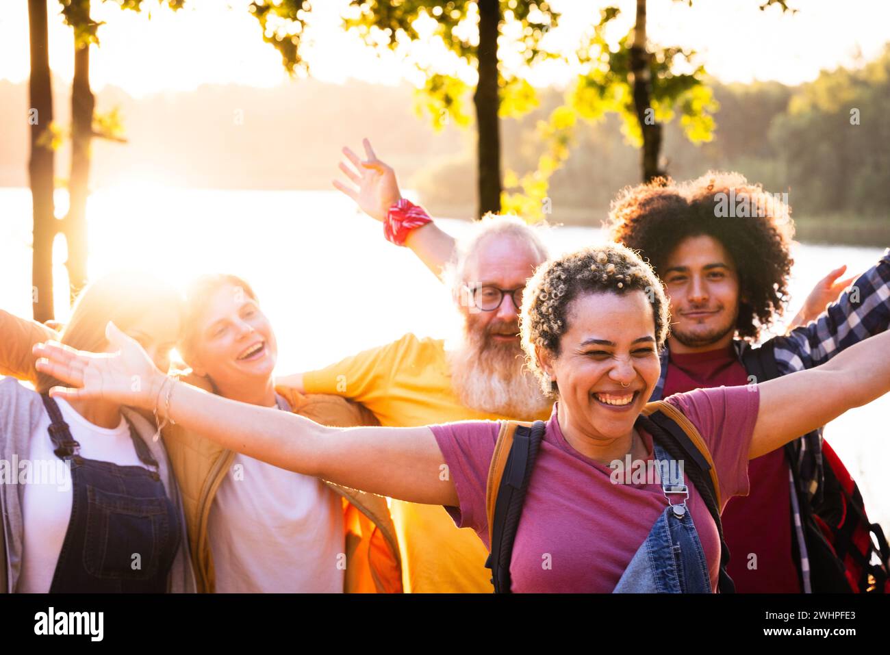 Summer Joy by the Lakeside: Multiracial Friends Unite Stockfoto