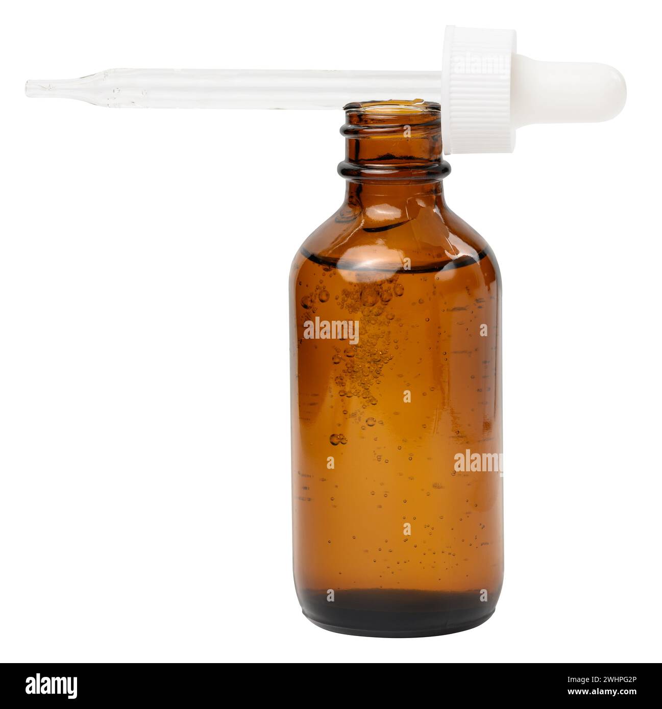 Eine glasbraune Flasche mit einem Tropfer auf einem weißen isolierten Hintergrund, ein Behälter für kosmetische Mittel. Stockfoto