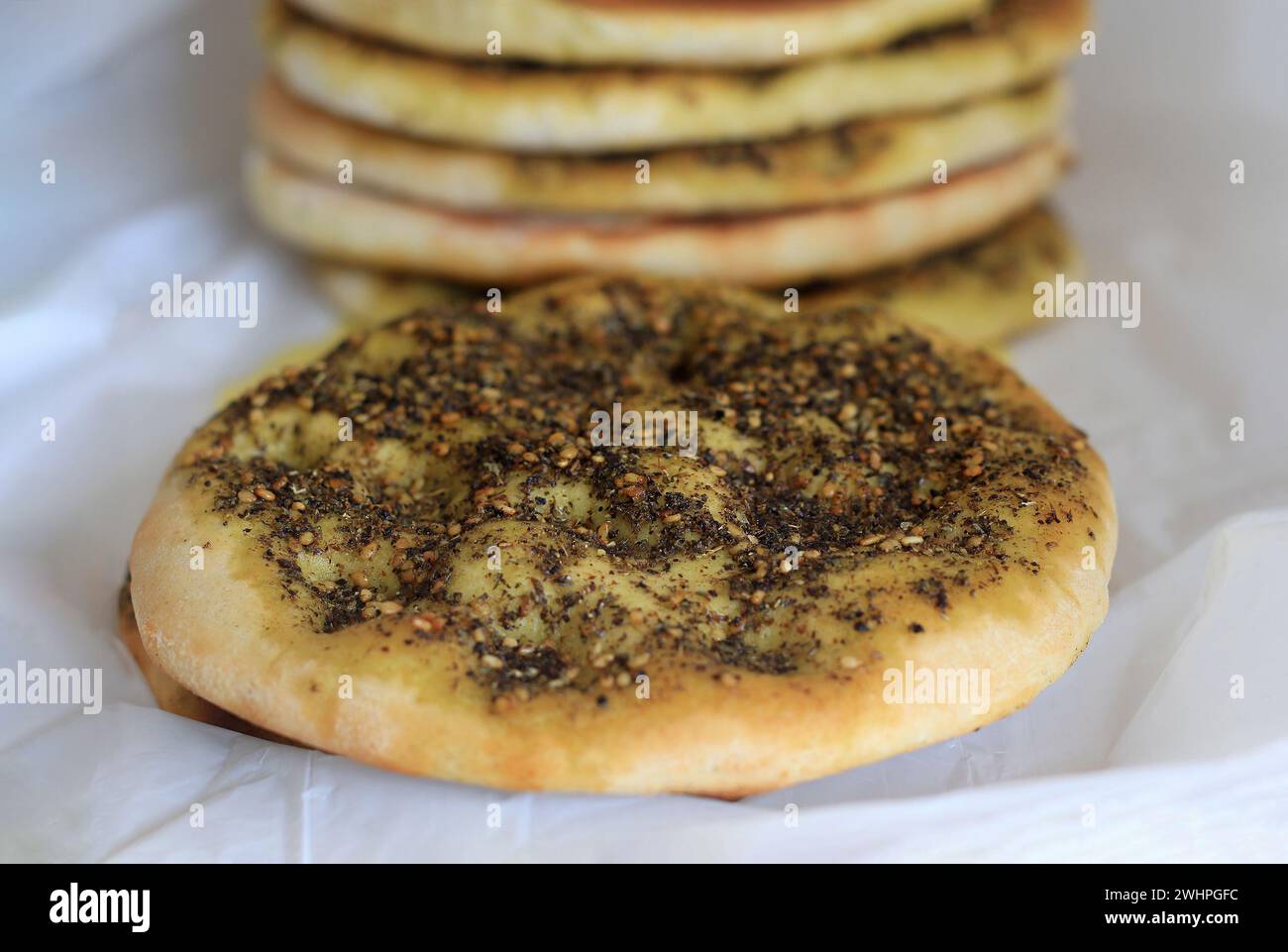 A zaatar mankouseh, das traditionelle libanesische Frühstück. Stockfoto