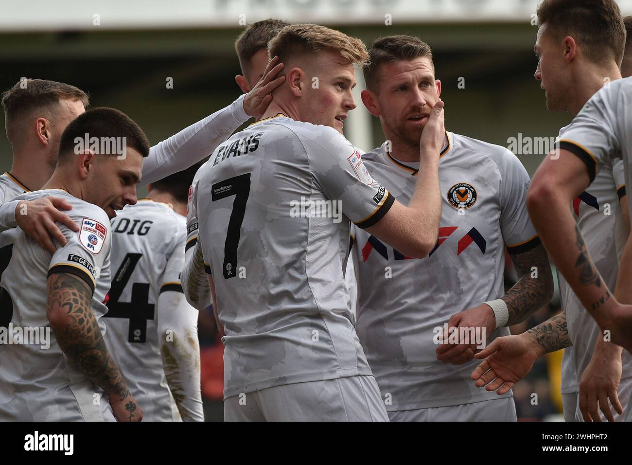 Walsall, Großbritannien. Februar 2024. Will Evans aus Newport County (7) feiert mit seinen Teamkollegen, nachdem er sein Team zum 2. Tor erzielt hat. EFL Skybet Football League Two Match, Walsall gegen Newport County, im Bescot Stadium in Walsall, West Midlands, am Samstag, den 10. Februar 2024. Dieses Bild darf nur für redaktionelle Zwecke verwendet werden. Nur redaktionelle Verwendung, Bild nach Credit: Andrew Orchard Sportfotografie/Alamy Live News Stockfoto