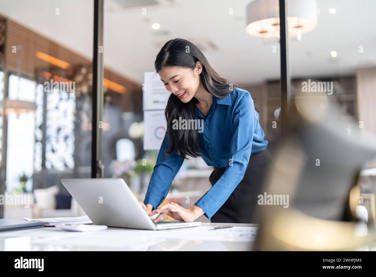 BeautifulÂ Geschäftsfrau, die mit Laptop-Computer arbeitet, Hände auf der Tastatur tippen. Professioneller Investor, der ein neues Start-up arbeitet Stockfoto