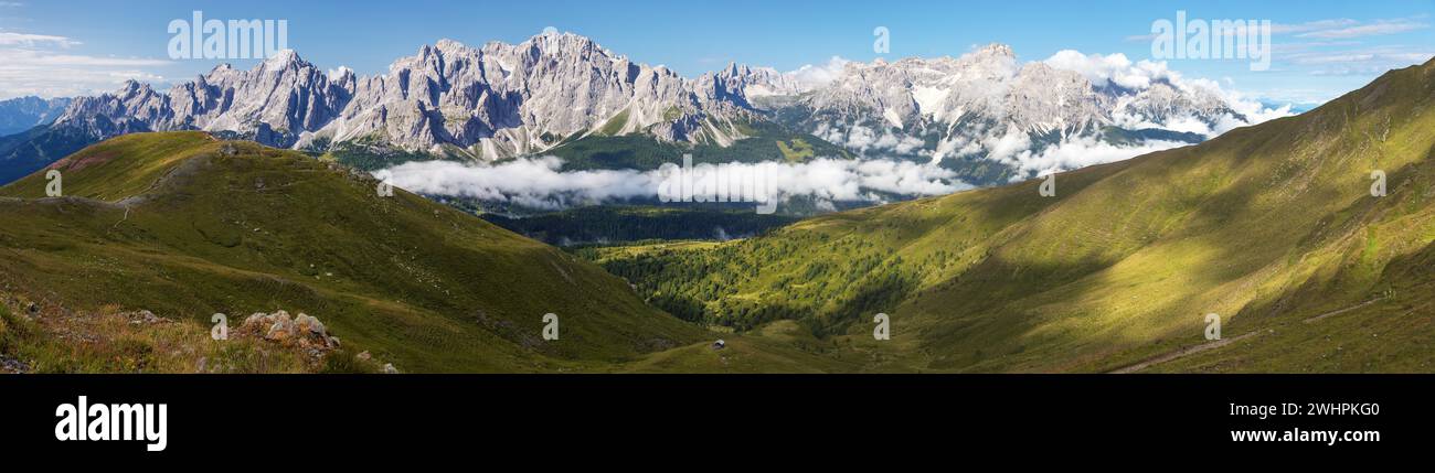 Panoramablick auf die Sexten dolomiten oder Dolomiti di Sesto von den Karnischen Alpen, Italien Stockfoto