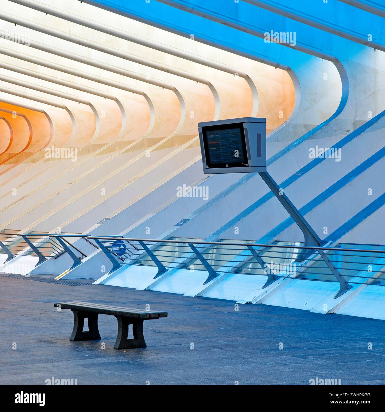 Bahnhof LiÃ¨ge-Guillemins mit Installation von Daniel Buren, LiÃ¨ge, Belgien, Europa Stockfoto